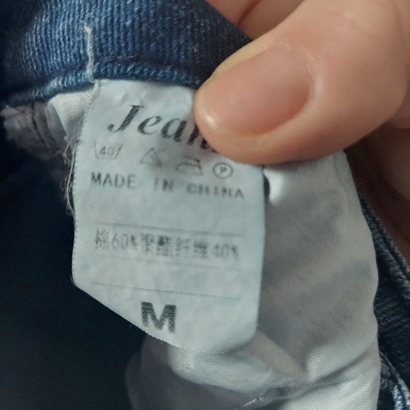 Juniors size M wide leg jeans with cargo pockets. Soft jean material - Picture 3 of 3